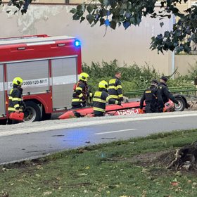 Hasiči zachránili v Praze muže topícího se ve Vltavě.