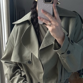 Social Media Specialist Lifee.cz Eva Pavlišová a její úlovek ze slev v podobě krátkého trenčkotu z C&A.