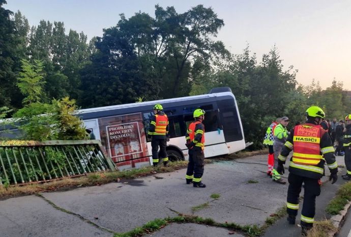 Nehoda autobusu v Karlových Varech.