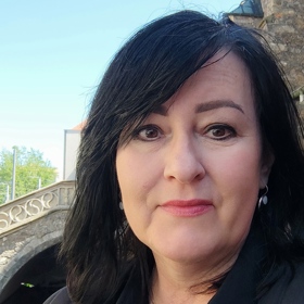 Novinářka Ivana Ašenbrenerová založila po sebevraždě syna Karla nadační fond Twisten Foundation, který pomáhá mladým s duševními problémy. Letos se na něj obrátilo už na 400 teenagerů.