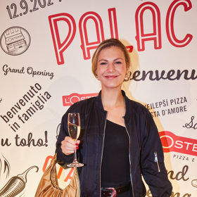 Lenny dorazila na večírek.