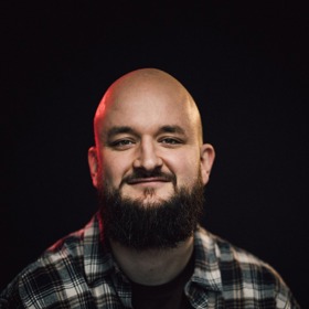 Oblíbený písničkář Pokáč neboli Jan Pokorný prozradil magazínu Lifee, jak se seznámil s manželkou Eliškou.