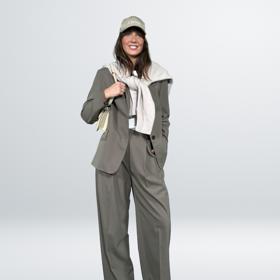 Kšiltovka a oblek - sportovní elegance jako vyšitá. Takové outfity oblékají i světové hvězdy.