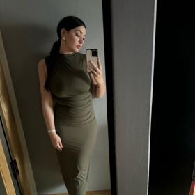 V H&M si Eva pro změnu výhodně pořídila tyto přiléhavé šaty v khaki odstínu.
