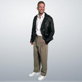 Do základního podzimního šatníku pro muže patří také kožená bunda. Ta vypadá skvěle s bílou košilí a teniskami. 