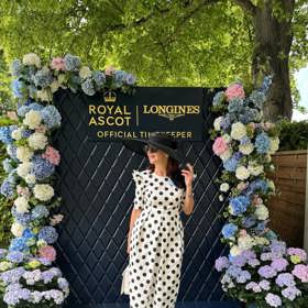 Beata Rajská v Ascotu. Tento look ji inspiroval k sestavení své módní přehlídky.
