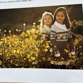 Sestry Charlotte Ellu a Nelly Sofii do sebe dělí dva roky. Karel Gott jim v knize předal důležitý vzkaz.