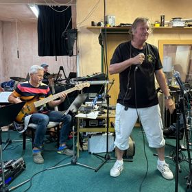 Momentka ze zkoušky s kapelou - koncert už je za týden.