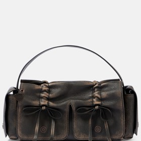 Jednou z trendy krásek s cargo prvky je i tato ikonická kabelka od Acne Studios. (35 000 Kč)