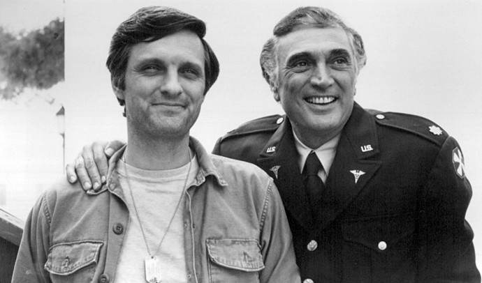 Na tomto snímku je Alan Alda v době natáčení seriálu MASH se svým otcem Robertem Aldou. Jeho otec si zahrál v epizodě, kterou Alan napsal i režíroval.