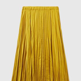 Mačkané plisé a midi sukně ve zlatavém odstínu, Benneton, 1 539 Kč.