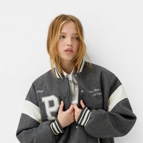 Univerzitní bunda z flauše s náplety, Bershka, 1 299 Kč