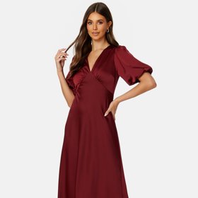 Na své si přijdou i milovnice šatů. Saténový hit můžete pro podzimní dny opatřit také rukávy. (Bubbleroom, 2 439 Kč)