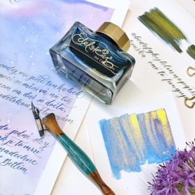 Kaligrafička Tereza Floriánová stojí za pozvánkami na oslavy nebo vinětami lahví.