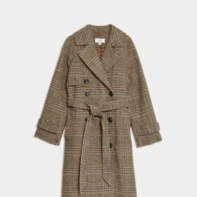 Klasický trenčkot jistě už v šatníku máte. Z jeho střihu ale vychází i praktický a slušivý podzimní plášť s kostkou. (Marks&Spencer, 2 999 Kč)