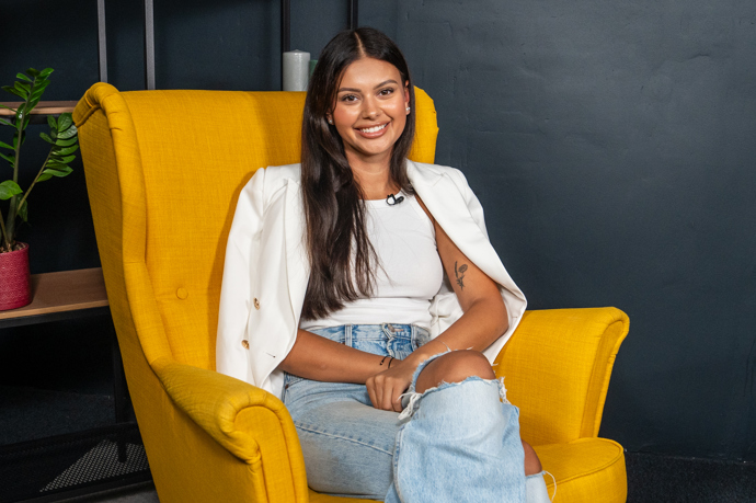 Natalia Al-Imam v pořadu eXtra Host.