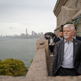 Petr Pavel si návštěvu užívá.