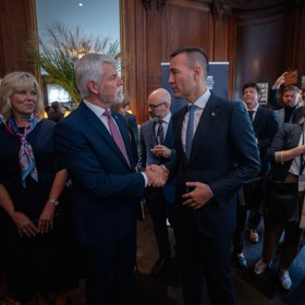 Evě Pavlové to na recepci pořádané Světovým židovským kongresem moc slušelo. 