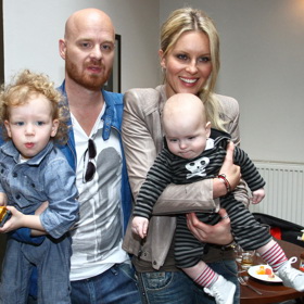 Modelka Simona Krainová s manželem Karlem Vágnerem a dvěma syny, Maxem a Brunem.