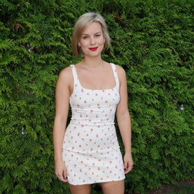 Na odpoledním setkání aktérů seriálu Ulice zase zazářila v ultra krátkých šatičkách s kvítky, ve kterých zúročila své křivky. Minišaty doladily vyletněné sandálky s přirodní platformou a zavazováním kolem kotníků.