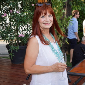 Tyrkysový náhrdelník vytvářel s bílými šaty skvělý kontrast. 