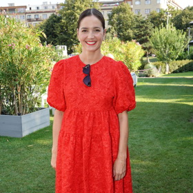 Herečka Markéta Stehlíková nosí k letním červeným šatům metalické stříbrné balerínky. 