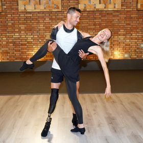 Jiří Ježek trénuje na StarDance 2024 i s umělou nohou - respektive hned s několika druhy protéz.