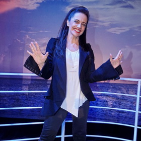 Zpěvačka Lucie Bílá oblékla na premiéru ve svém divadle bílou halenku doplněnou o černé sako, černé kalhoty a černé kotníkové boty do špičky. 