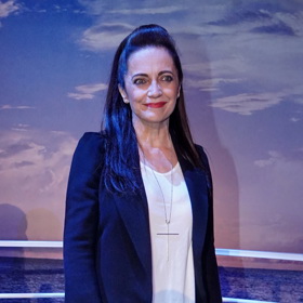 Lucie Bílá doplnila bílou halenku velkým kovovým křížem pro štěstí.