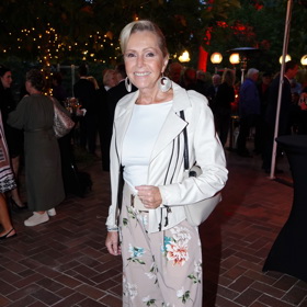 Zpěvačka Helena Vondráčková nazula své oblíbené bílé tenisky a přidala široké béžové kalhoty s potiskem, stejně tak bílé basic tričko.