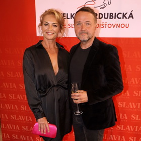 Hance Kynychové tentokrát dělal doprovod moderátor Vlasta Korec.