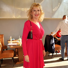 Moderátorka Štěpánka Duchková oblékla nepřehlédnutelné tmavě růžové šaty.