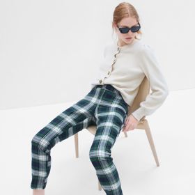 Do podzimí výbavy můžete zařadit i nejeden výrazněji vzorovaný kousek. (Kalhoty, GAP, 1 345 Kč)