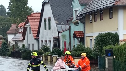 FOTO: Dvě ženy v Jihočeském kraji neuposlechly nařízení k evakuaci. Museli pro ně hasiči.