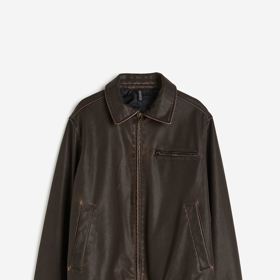 Chybět by vám neměla ani kožená bunda širšího či oversize střihu. Sáhnout samozřejmě můžete i po tzv. eko kůži. (H&M, 1 199 Kč)