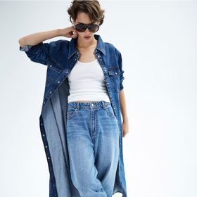 Propínací midi šaty můžete využít k vrstvení i jako plášť (H&M, 1 069 Kč)