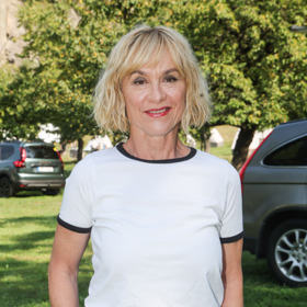 Sladit basic tričko s kalhotami rovného střihu pomáhá i detail v podobě kontrastních lemů, které ladí s materiálem kalhot.