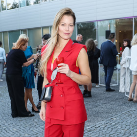 Herečka Hana Holišová vyrazila do společnosti v rudém kalhotovém kostýmku, kterému dominuje rudá vesta namísto klasického saka. 