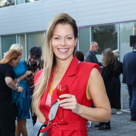 Hana Holišová oblékla pod vestu růžovou spodničku se žlutou krajkou.