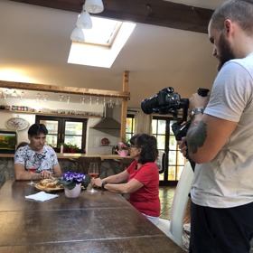 Se Zdeňkem Podhůrským jsme si povídali u jeho starožitného jídelního stolu.