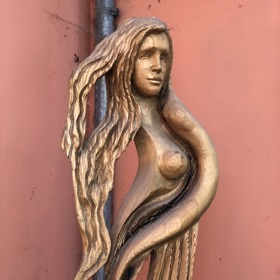 Záhadná a krásná socha zdobí dvoreček