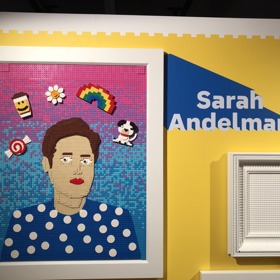 Superpower Studios má své ambasadory, umělce z celého světa, kteří zde vytvořili mimo jiné svůj autoportrét. 