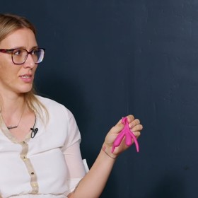 Gynekoložka Kamila Žižková z podcastu Pindy z gyndy ukazuje model ženského klitorisu.