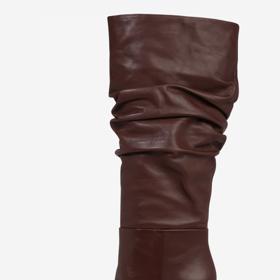 Shrnovací kozačky v třešňové barvě, Karolina Kurkova pro About You, 4 490 Kč