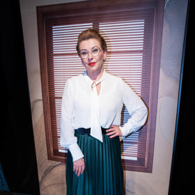 Herečka Dana Morávková nosí k bílé košili plisovanou sukni.