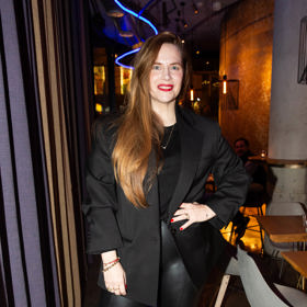 Lesklé legíny jsou velmi ožehavým kouskem. Najít totiž postavu, které sluší, to je poměrně složité zadání. Máte-li plné tvary, raději se jim. vyhýbejte, zbytečně přidávají objem.