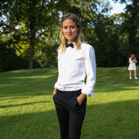 Emma Smetana použila bílou košili jako typicky pánský prvek outfitu.