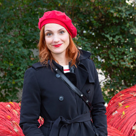 Sympatická Míša svůj outfit doplnila i o rudou rtěnku.