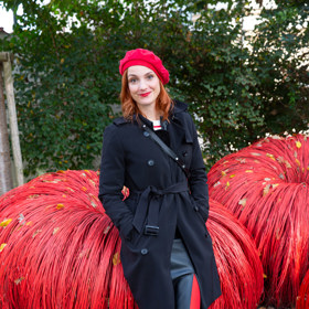 Herečka Michaela Maurerová má na podzim ráda kontrasty. Svůj černý kabátek doplnila červeným baretem a punčocháči ve stejné barvě.