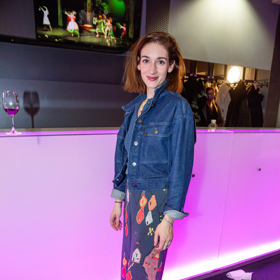 Komplet džínové bundy a vzorovaných kalhot volného střihu herečka doplnila o pastelově zbarvené tenisky.